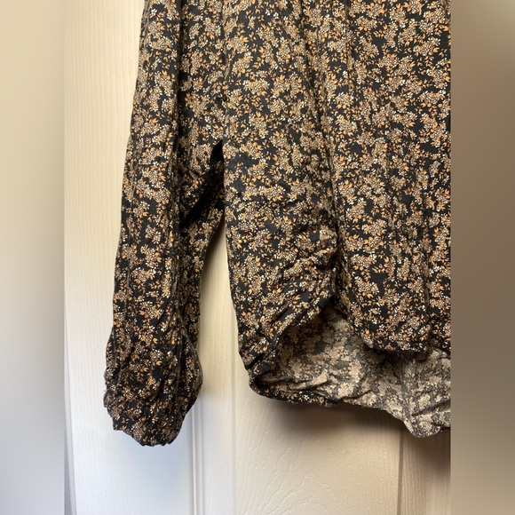 Universal Thread flower pattern top - Picture 3 of 7